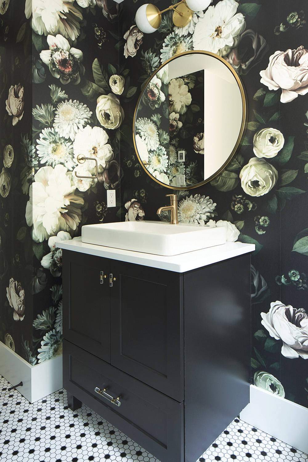 The Powder Room Pops With Pattern Thanks To A Bold - Ellie Cashman Dark Floral Wallpaper Powder Room , HD Wallpaper & Backgrounds