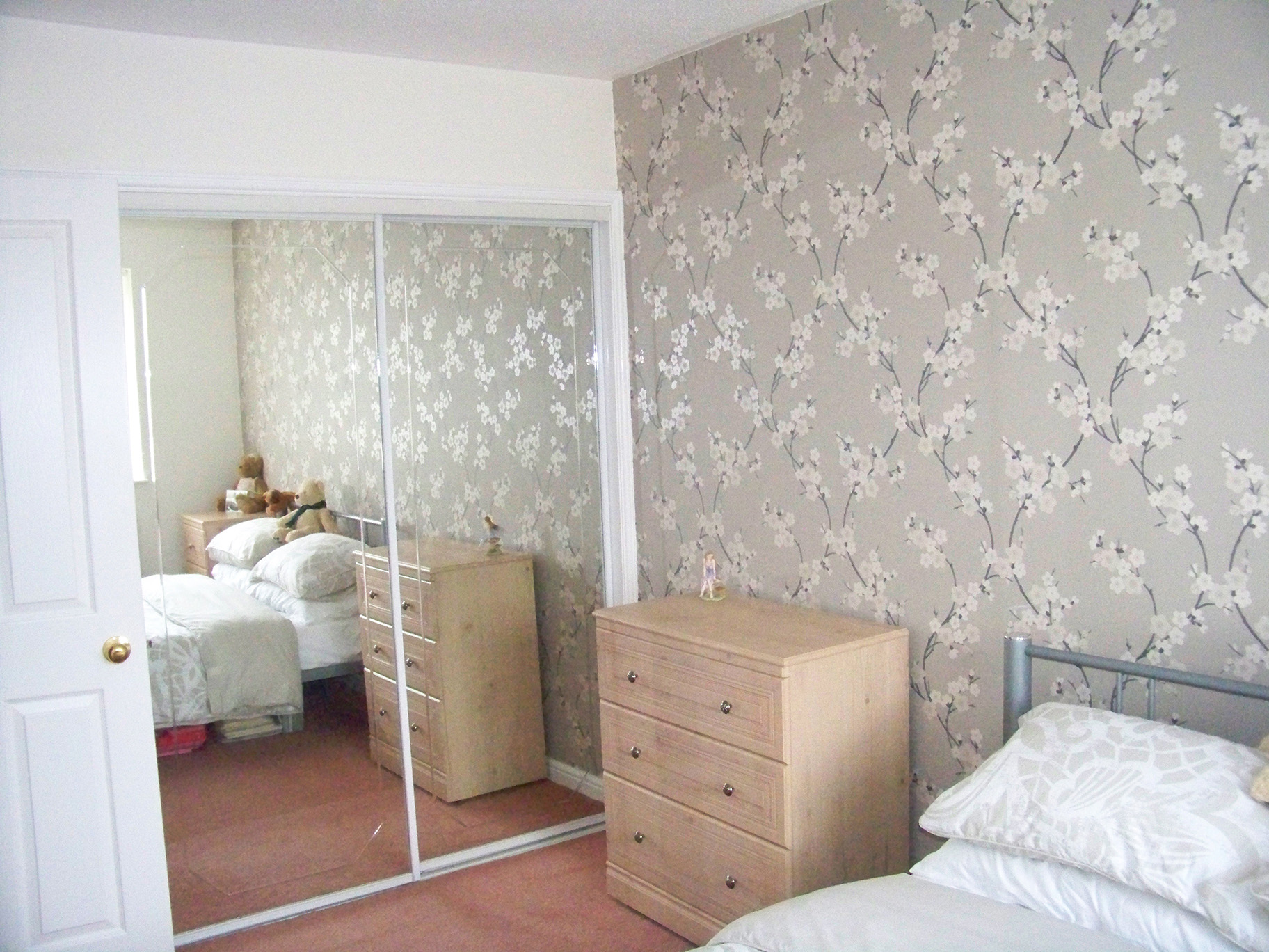 Guest Looking Floral Wallpaper Art For Bedroom With - Bedroom , HD Wallpaper & Backgrounds