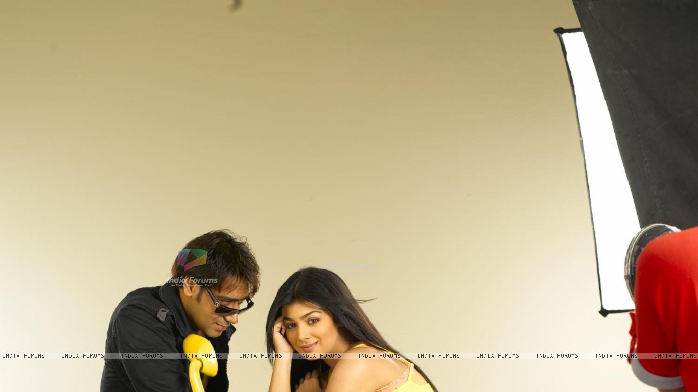 Ajay Devgan Looking Constantly To Ayesha Size - Girl , HD Wallpaper & Backgrounds