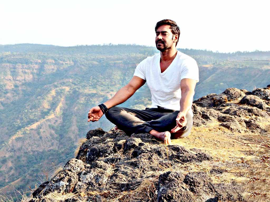 Drishyam Movie Ajay Devgan Yoga Still Unseen Free High - Meditation On Mountain , HD Wallpaper & Backgrounds