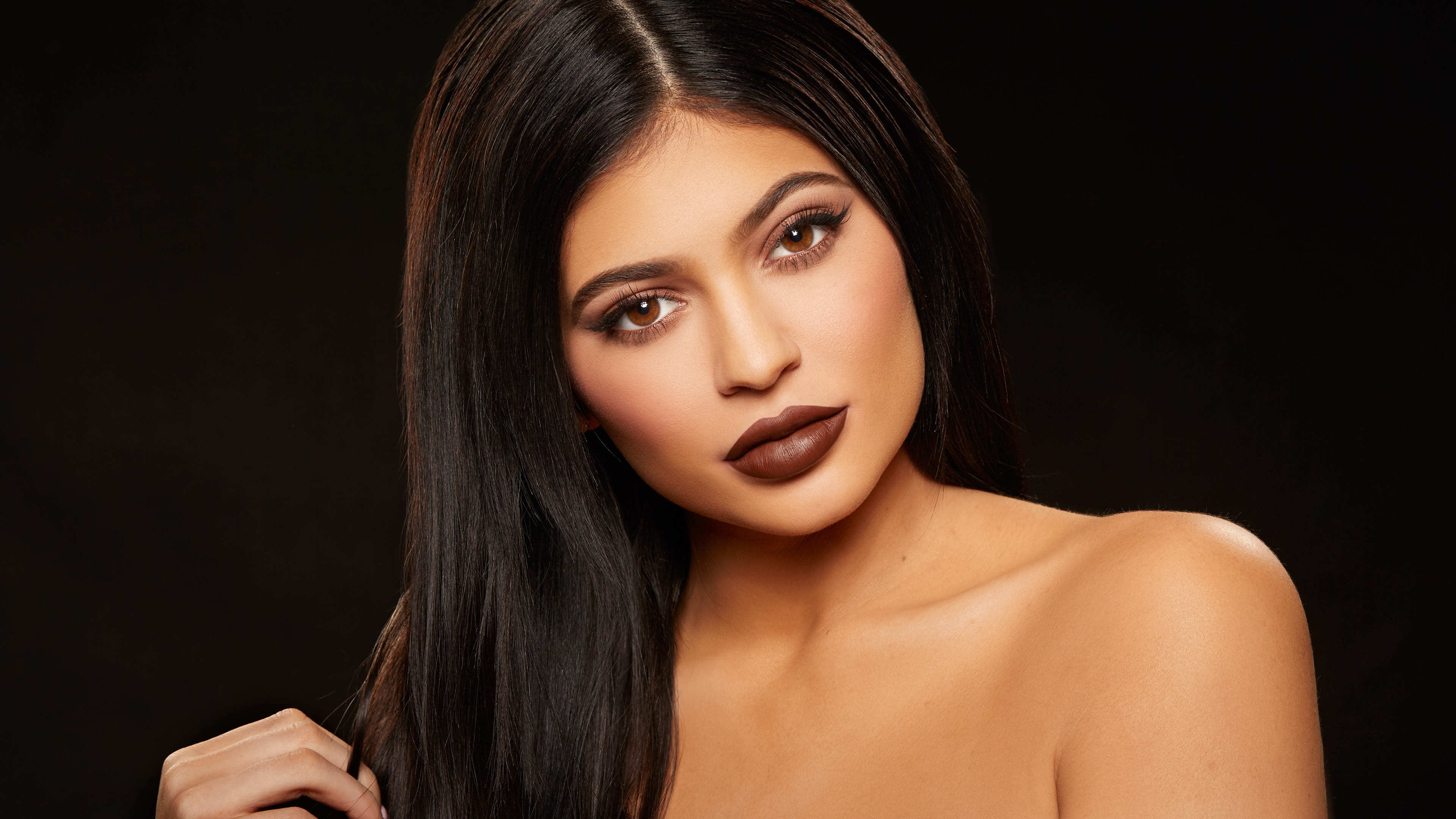 Kylie Jenner Portrait Uhd 4k Wallpaper - Kylie Jenner , HD Wallpaper & Backgrounds