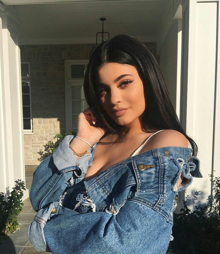 She Has Starred In The E Reality Television Series - Instagram Kylie Jenner , HD Wallpaper & Backgrounds