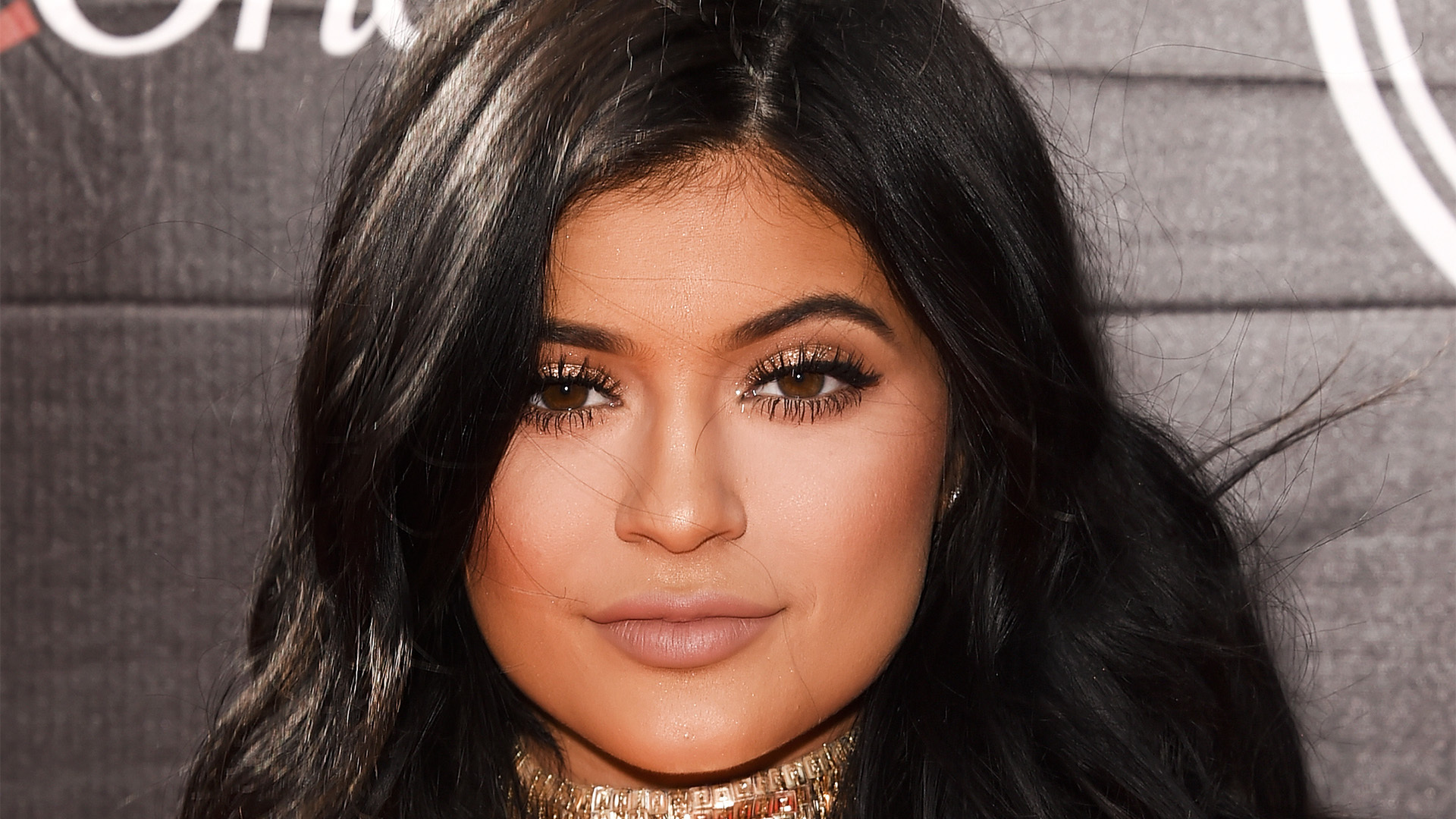 Kylie Jenner Wallpaper 4k - Makeup For Gold Glitter Dress , HD Wallpaper & Backgrounds