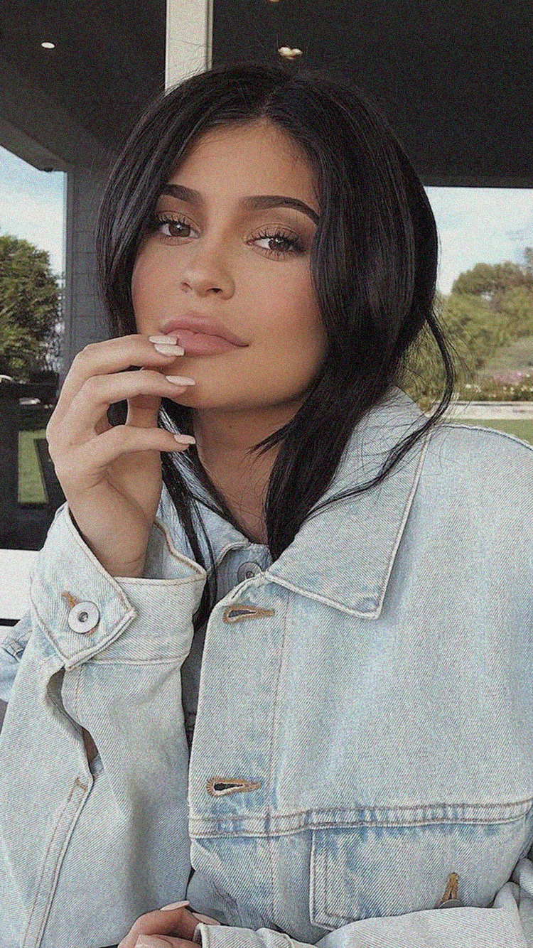 Kylie Jenner Iphone Wallpaper - Kylie Jenner , HD Wallpaper & Backgrounds