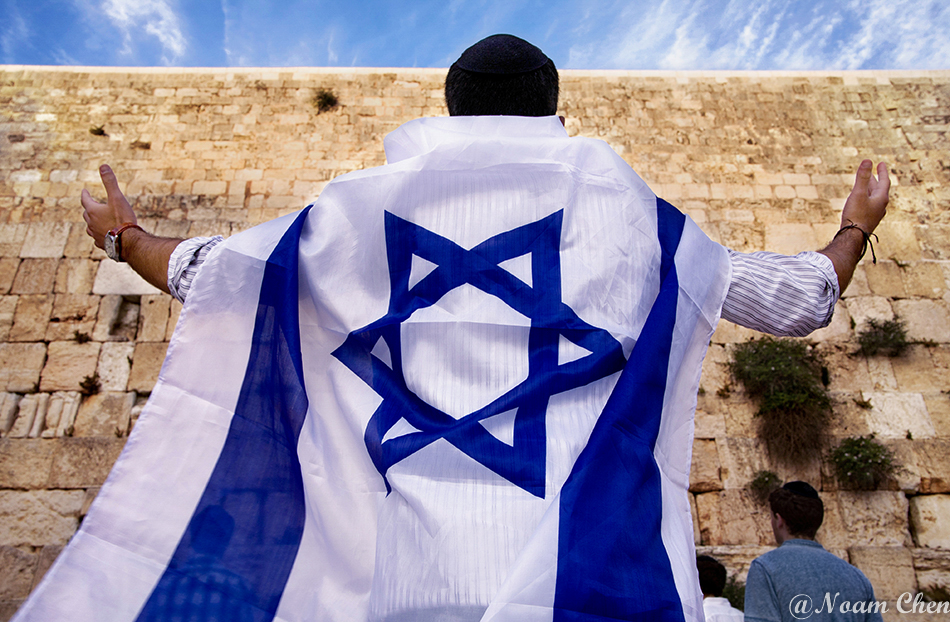 Man Wearing The Flag Of Israel And Raises His Hands - Western Wall , HD Wallpaper & Backgrounds
