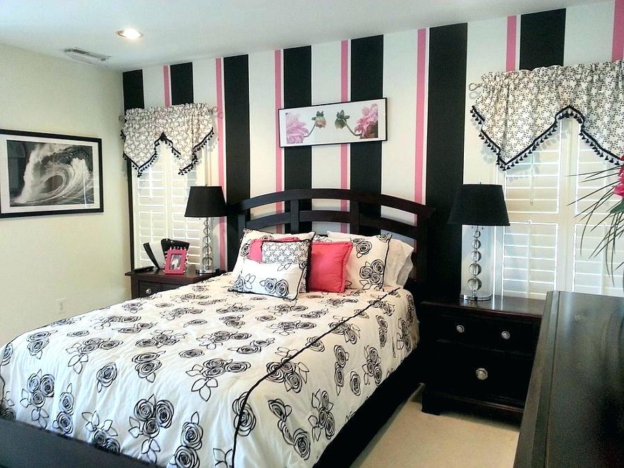 Striped Wallpaper Bedroom Ideas Striped Wallpaper Bedroom - Black And White Striped Wall Bedroom , HD Wallpaper & Backgrounds