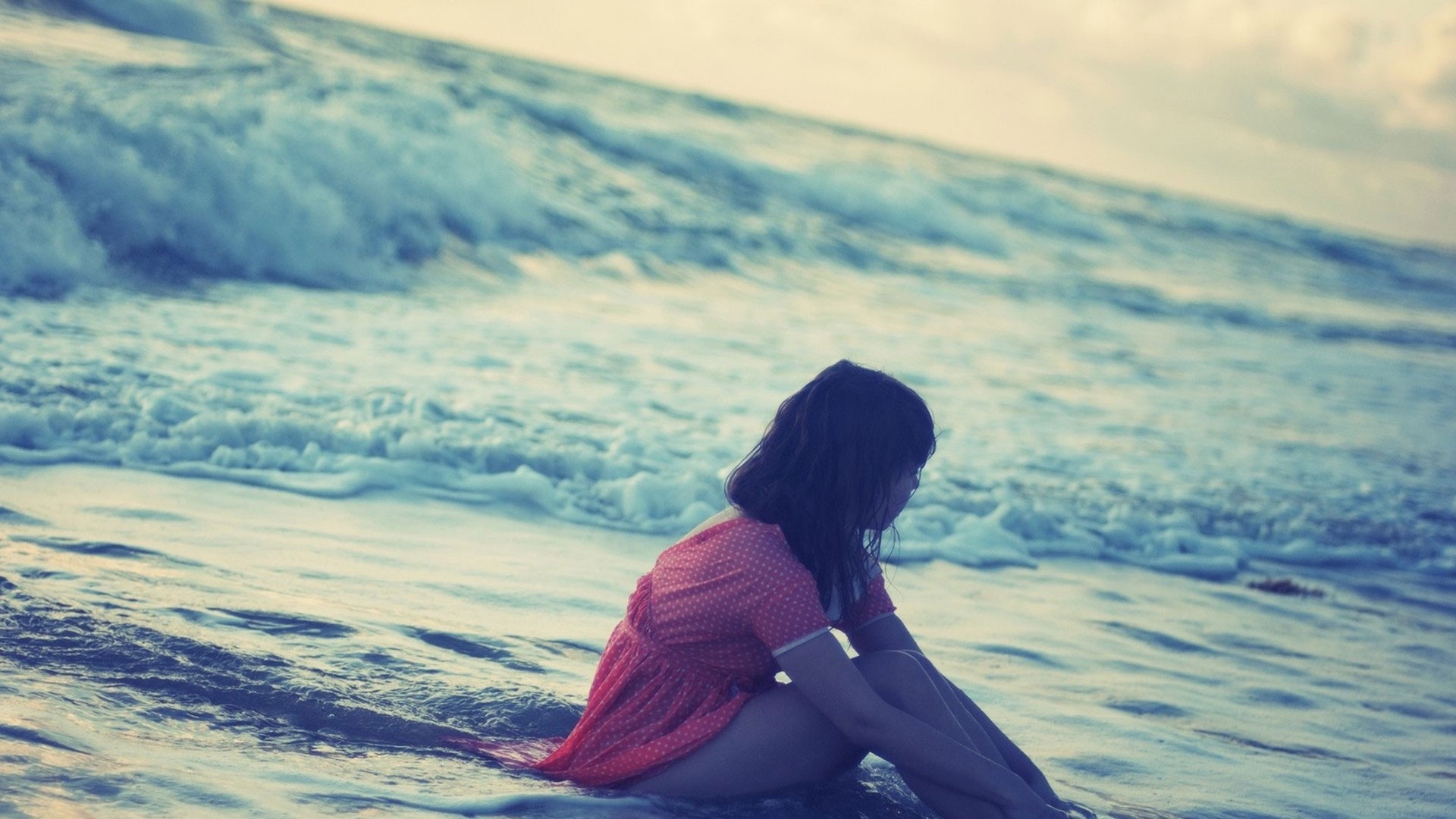 Sad Wallpapers For Facebook - Girl In Sea Beach , HD Wallpaper & Backgrounds