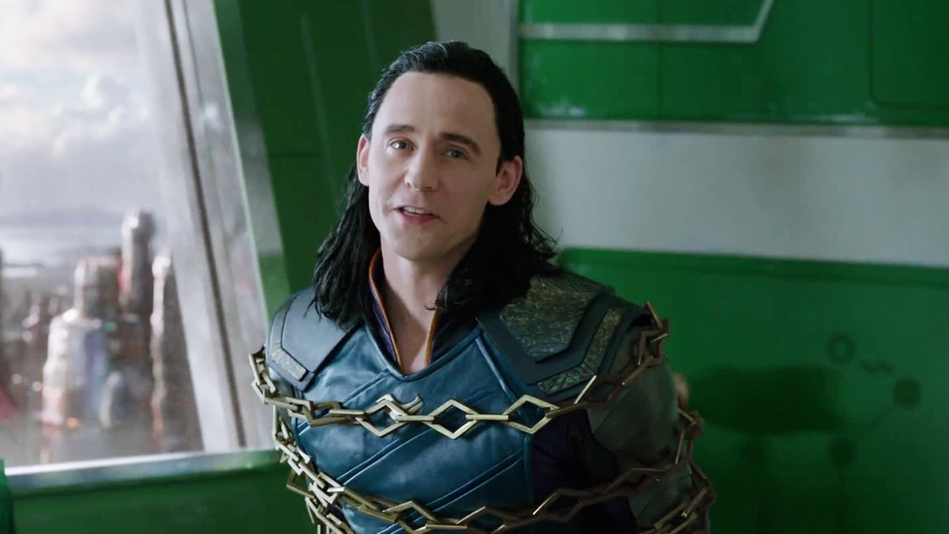 Tom Hiddleston Loki Thor Ragnarok Background Wallpaper - Tom Hiddleston Loki , HD Wallpaper & Backgrounds