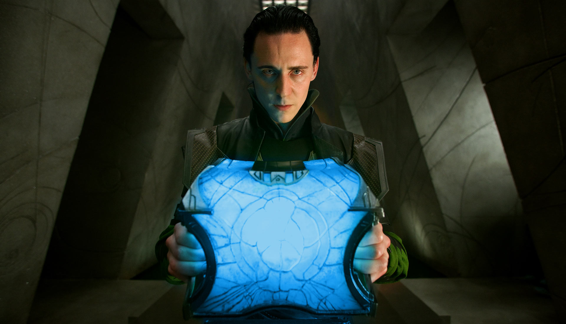Loki From The Marvel Studios Movie Thor Wallpaper - Tom Hiddleston Loki , HD Wallpaper & Backgrounds
