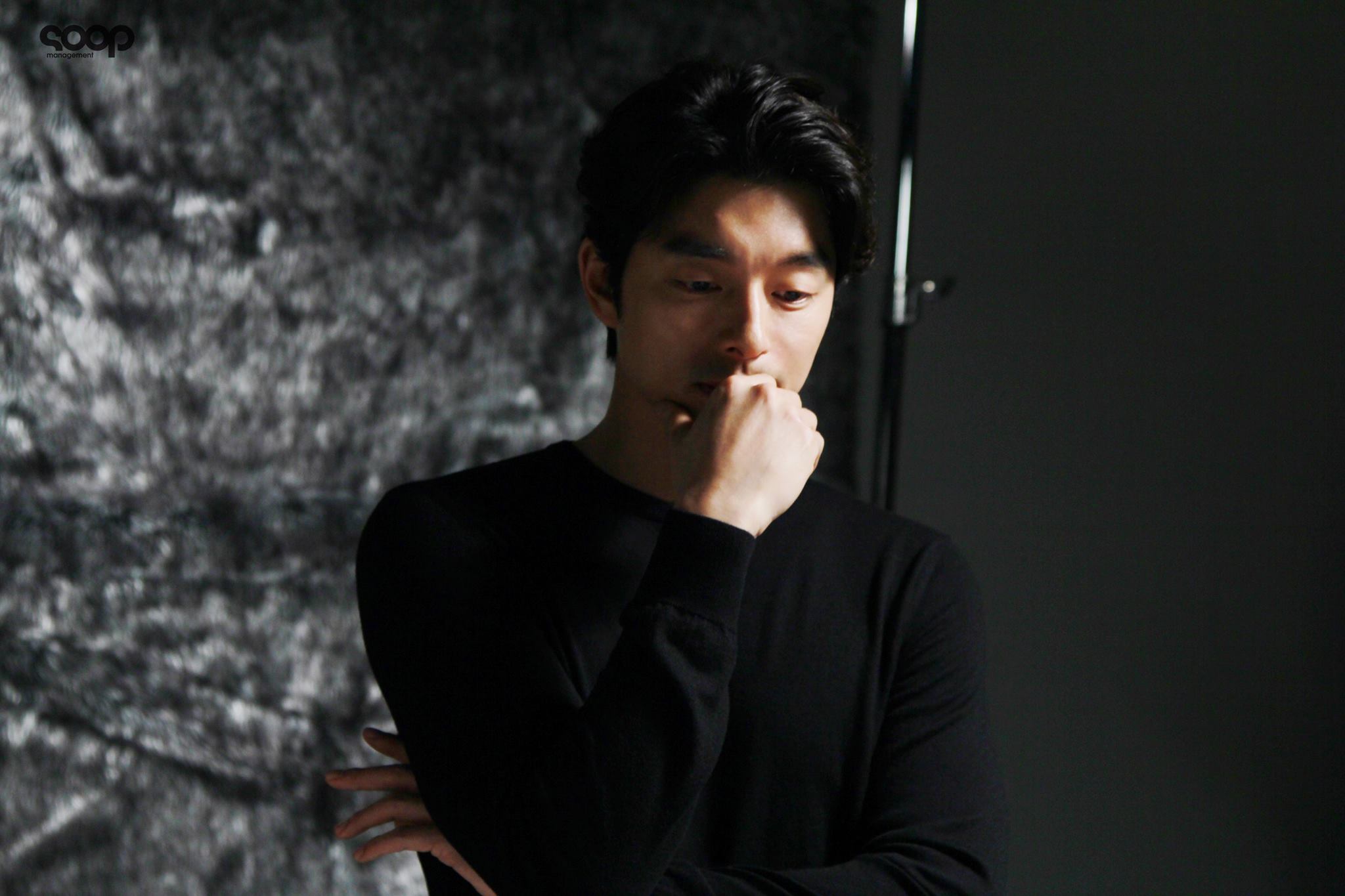 K-drama, Gong Yoo, Wallpaper - Sitting , HD Wallpaper & Backgrounds