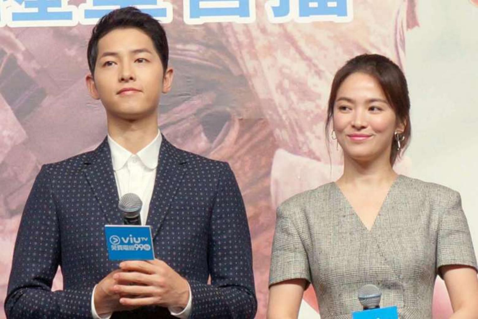 Song Joong Ki And Song Hye Kyo (right) At The Press - Joong Ki Descendants Of The Sun , HD Wallpaper & Backgrounds