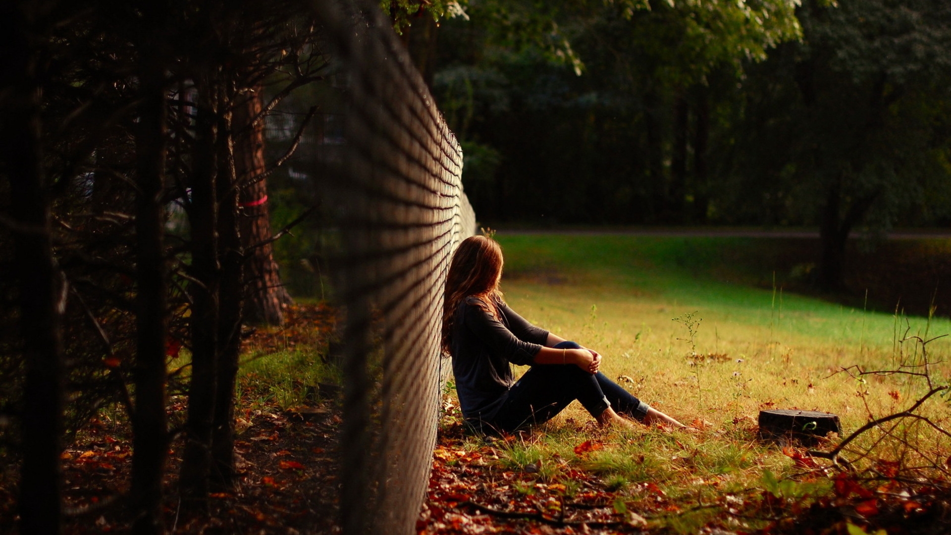 Alone Girl Hd Wallpaper - Cute Girl Sitting Alone , HD Wallpaper & Backgrounds