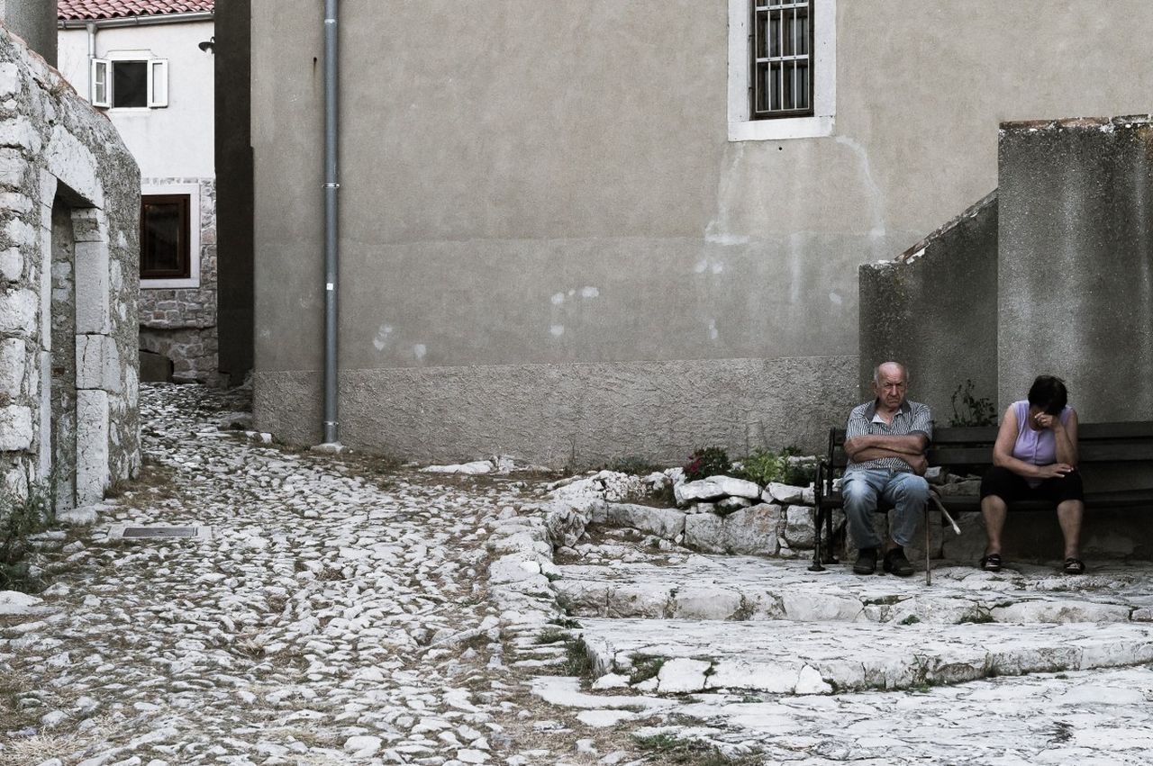 Sad Couple Wallpaper Download - Croatia Street Photography , HD Wallpaper & Backgrounds