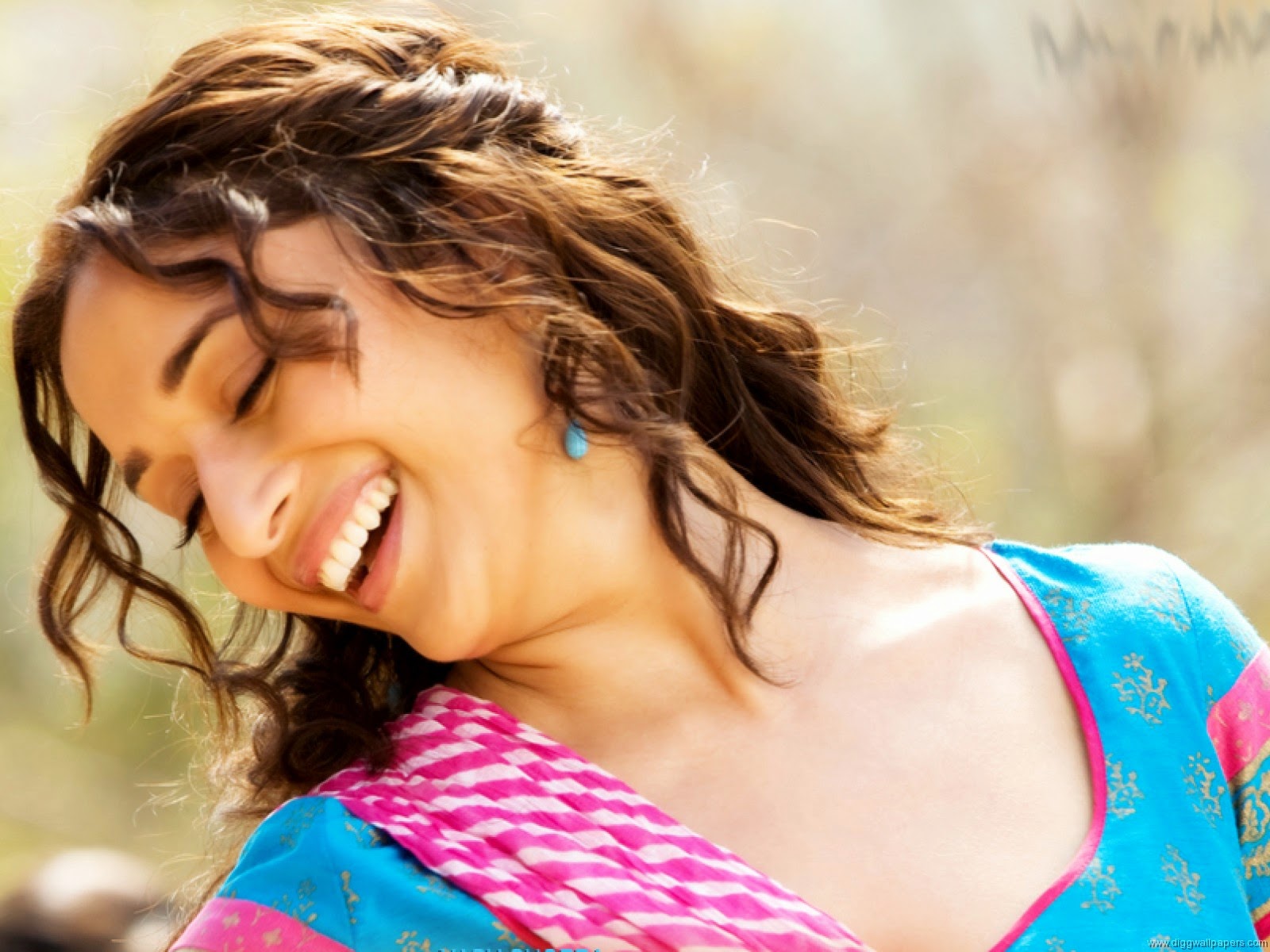 Madhuri Dixit High Definition Wallpapers - Madhuri Dixit , HD Wallpaper & Backgrounds
