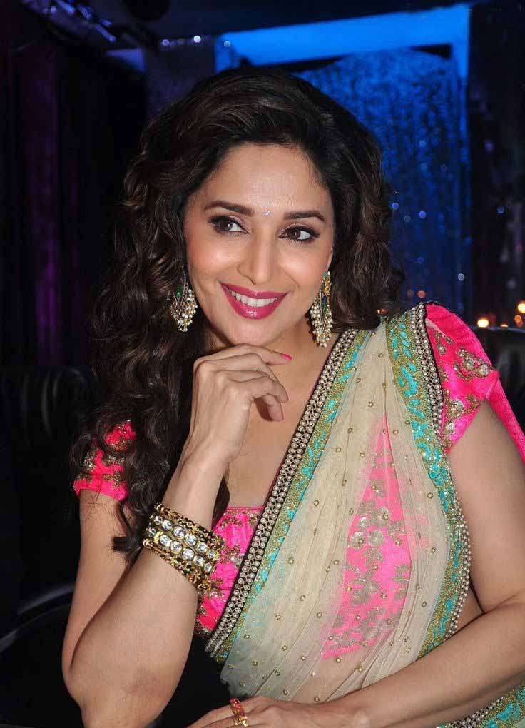 Madhuri Dixit Cool Smiling Hd Images In Pink Sarees - Madhuri Dixit Latest Hd , HD Wallpaper & Backgrounds