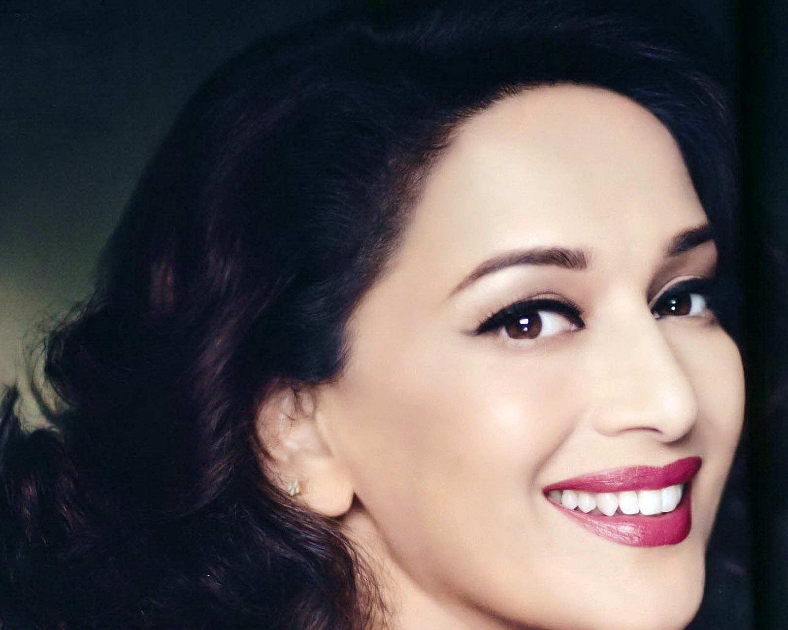 Madhuri - Madhuri Dixit , HD Wallpaper & Backgrounds