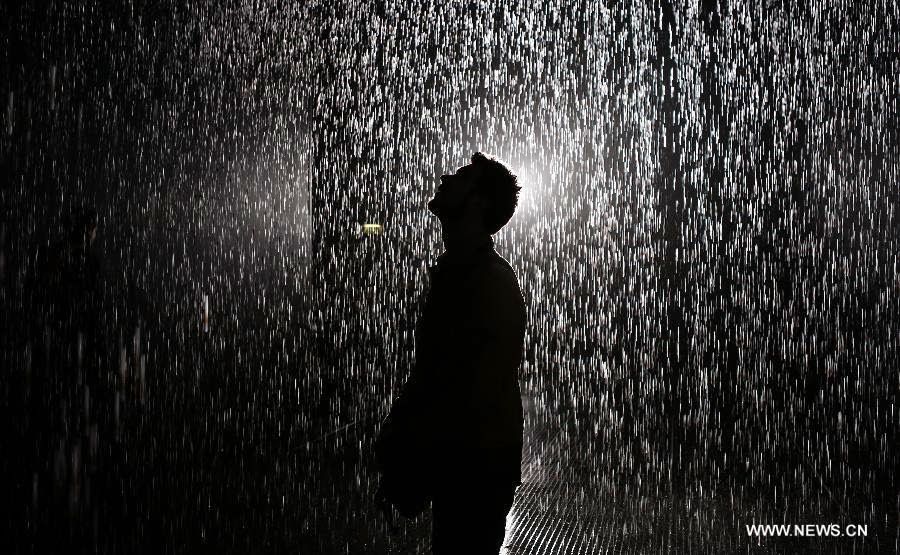 Gambar Orang Lagi Sedih - Man In Rain , HD Wallpaper & Backgrounds