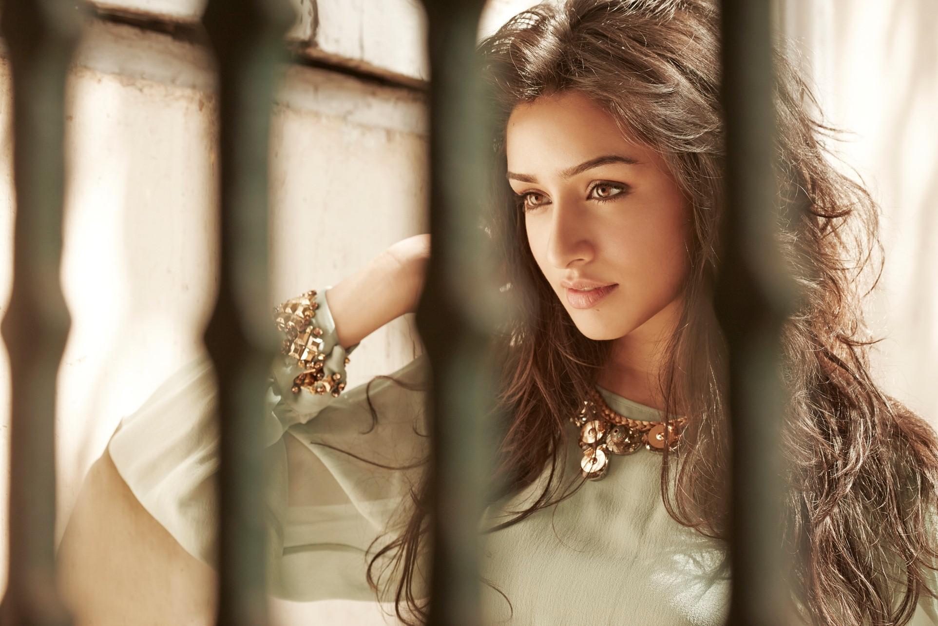 Hd New Lovely Shraddha Kapoor Film Actress For Laptop - Shraddha Kapoor And Kriti Sanon , HD Wallpaper & Backgrounds