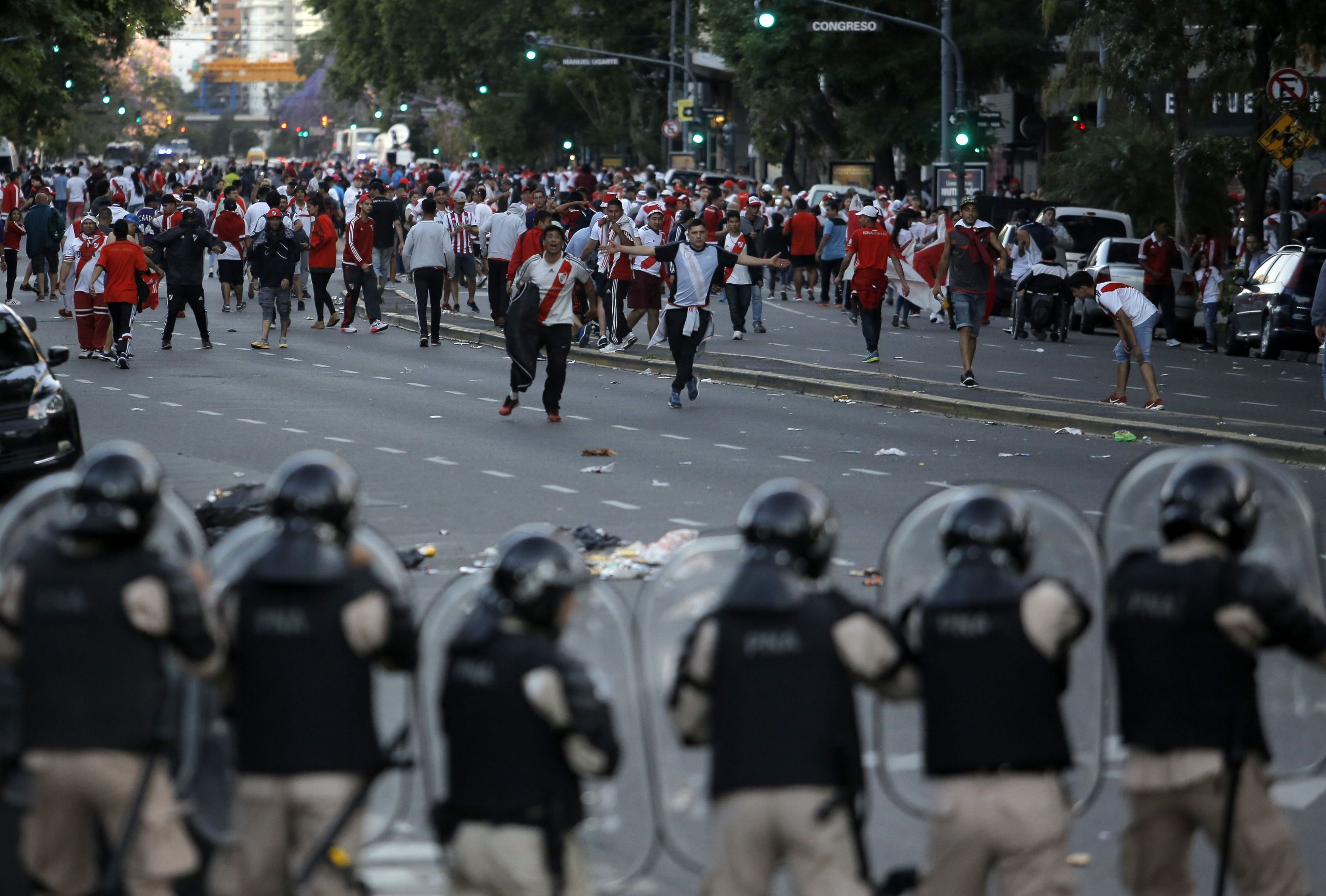 River Plate Fans I Vild Attack Mot Bocaspelare Hd - Boca Juniors Vs River Plate Riots , HD Wallpaper & Backgrounds