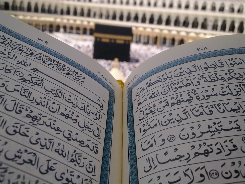 Quran In Front Of Kaaba , HD Wallpaper & Backgrounds