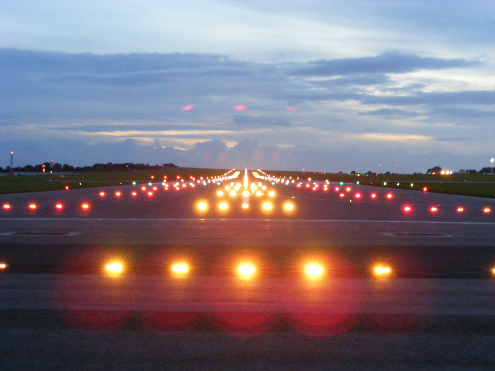 Airport Runway At Night , HD Wallpaper & Backgrounds