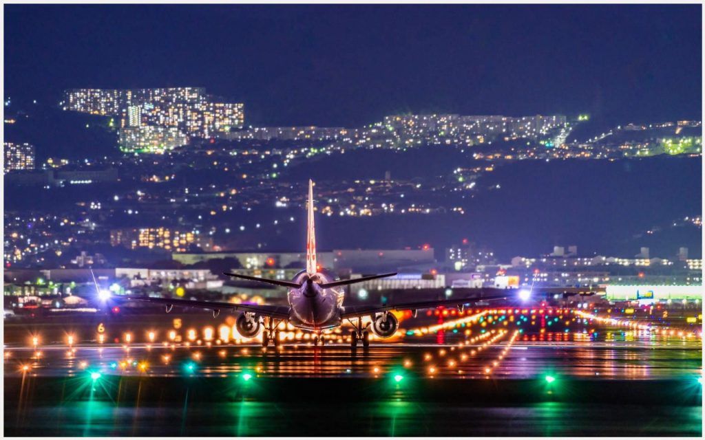 Airplane Landing At Itami Airport Wallpaper - Hd Wallpapers Airplane Night , HD Wallpaper & Backgrounds