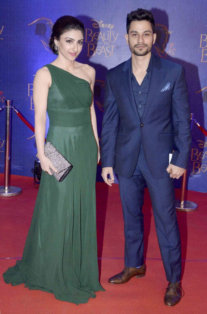 Download Kunal Kemmu And Soha Ali Khan At The Premiere - Red Carpet , HD Wallpaper & Backgrounds