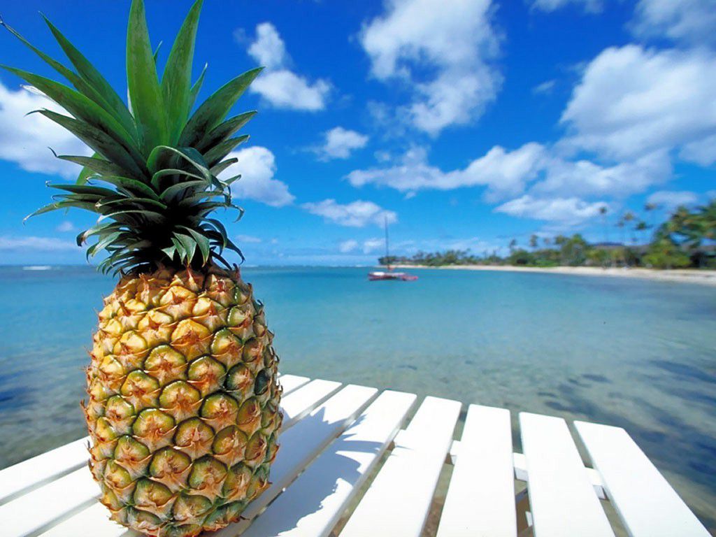 Pineapple On A Beach , HD Wallpaper & Backgrounds