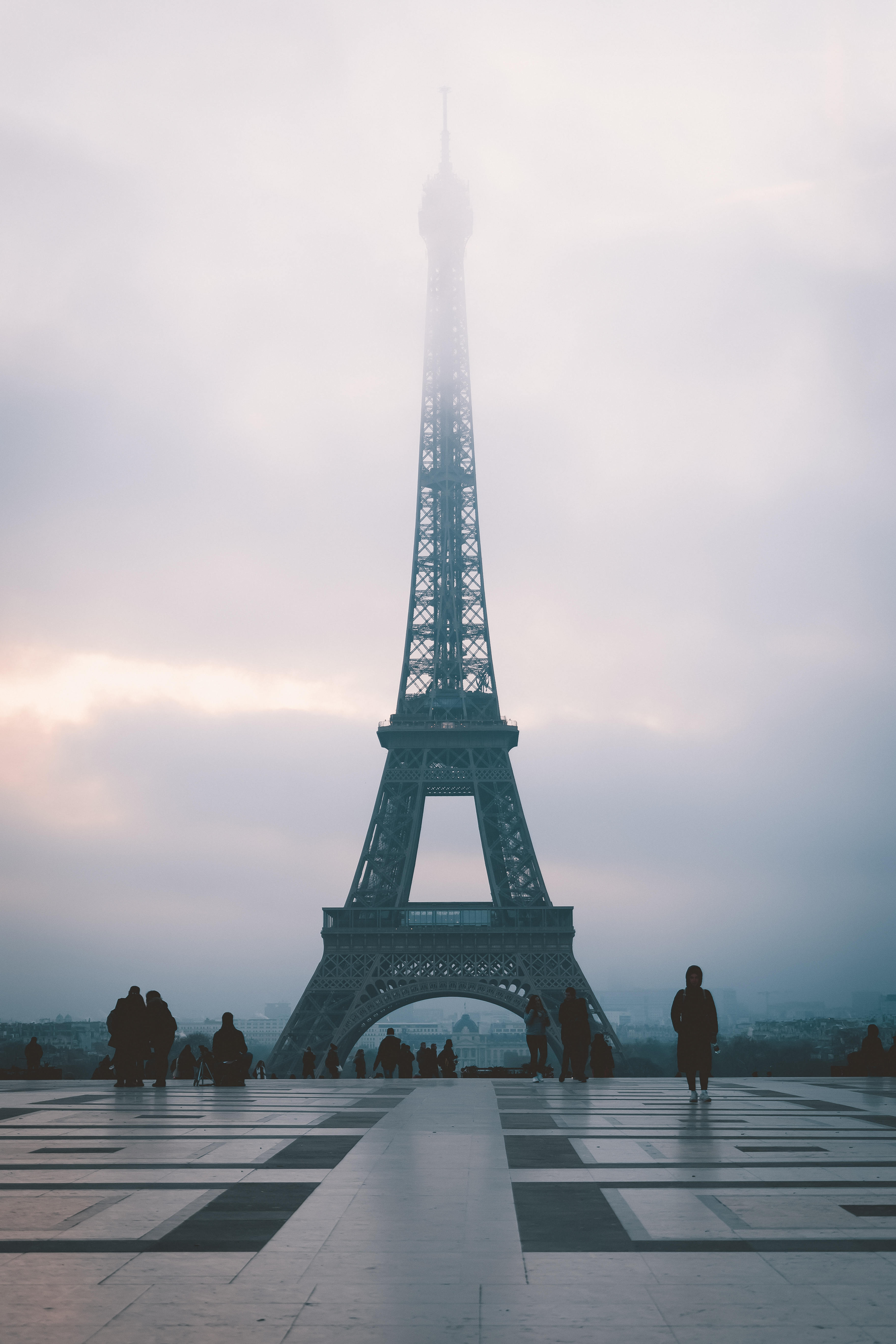 Carolline De Souza - Eiffel Tower , HD Wallpaper & Backgrounds
