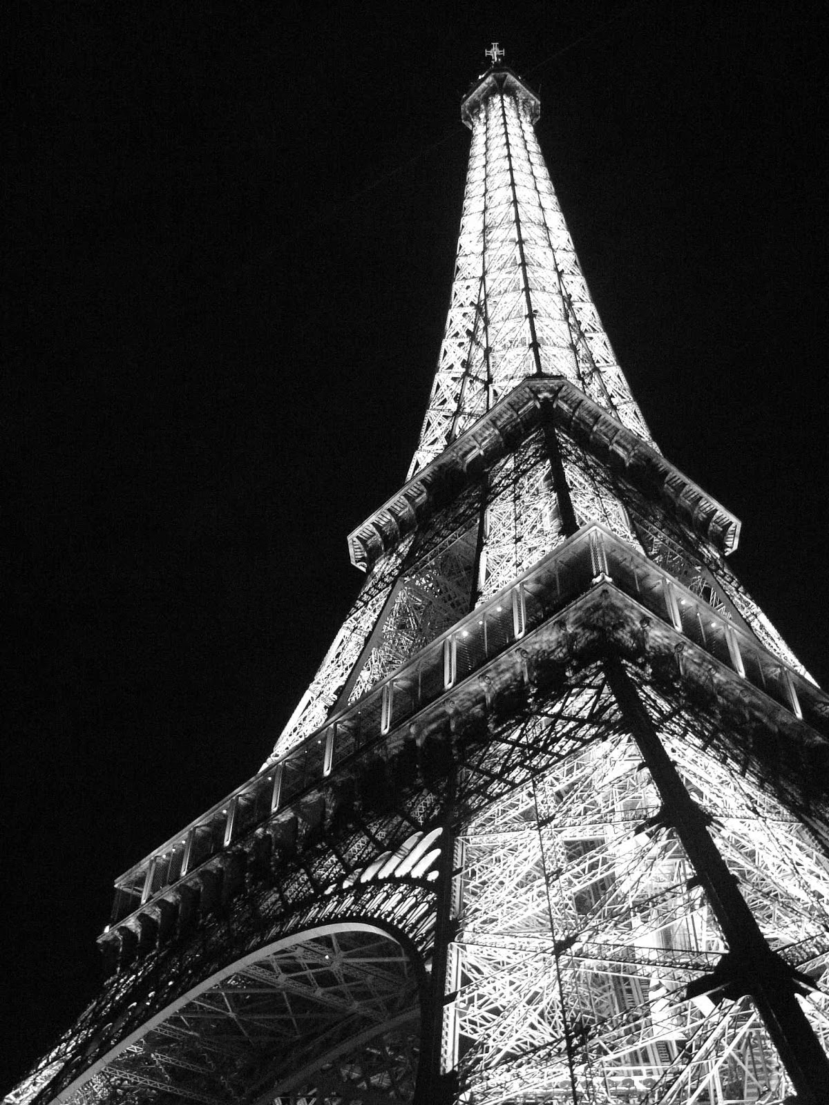 Eiffel Tower Wallpaper Black And White - Eiffel Tower , HD Wallpaper & Backgrounds