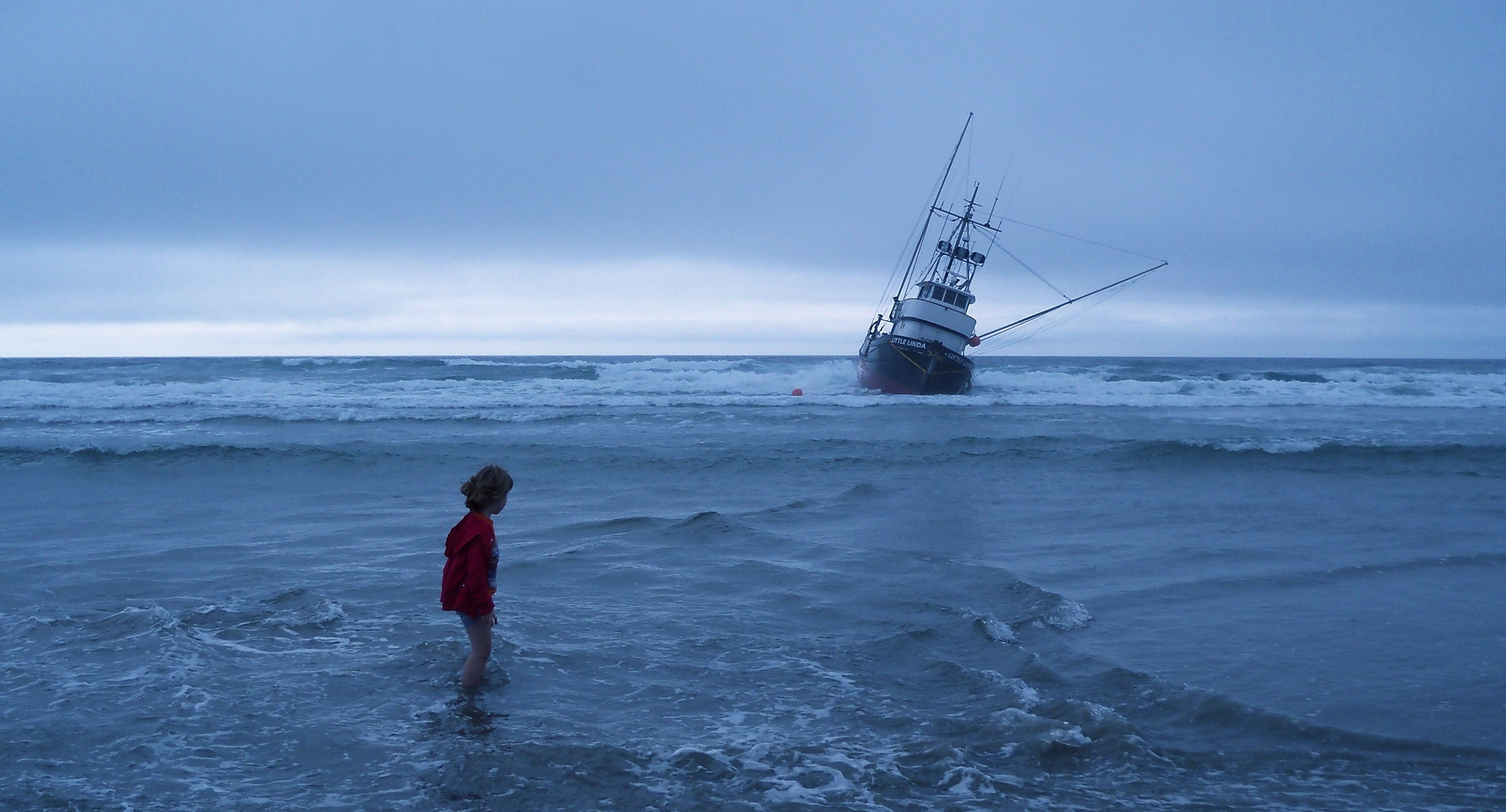 Ship, Sea, Child, Loneliness Hd Wallpaper - Child In Ocean , HD Wallpaper & Backgrounds