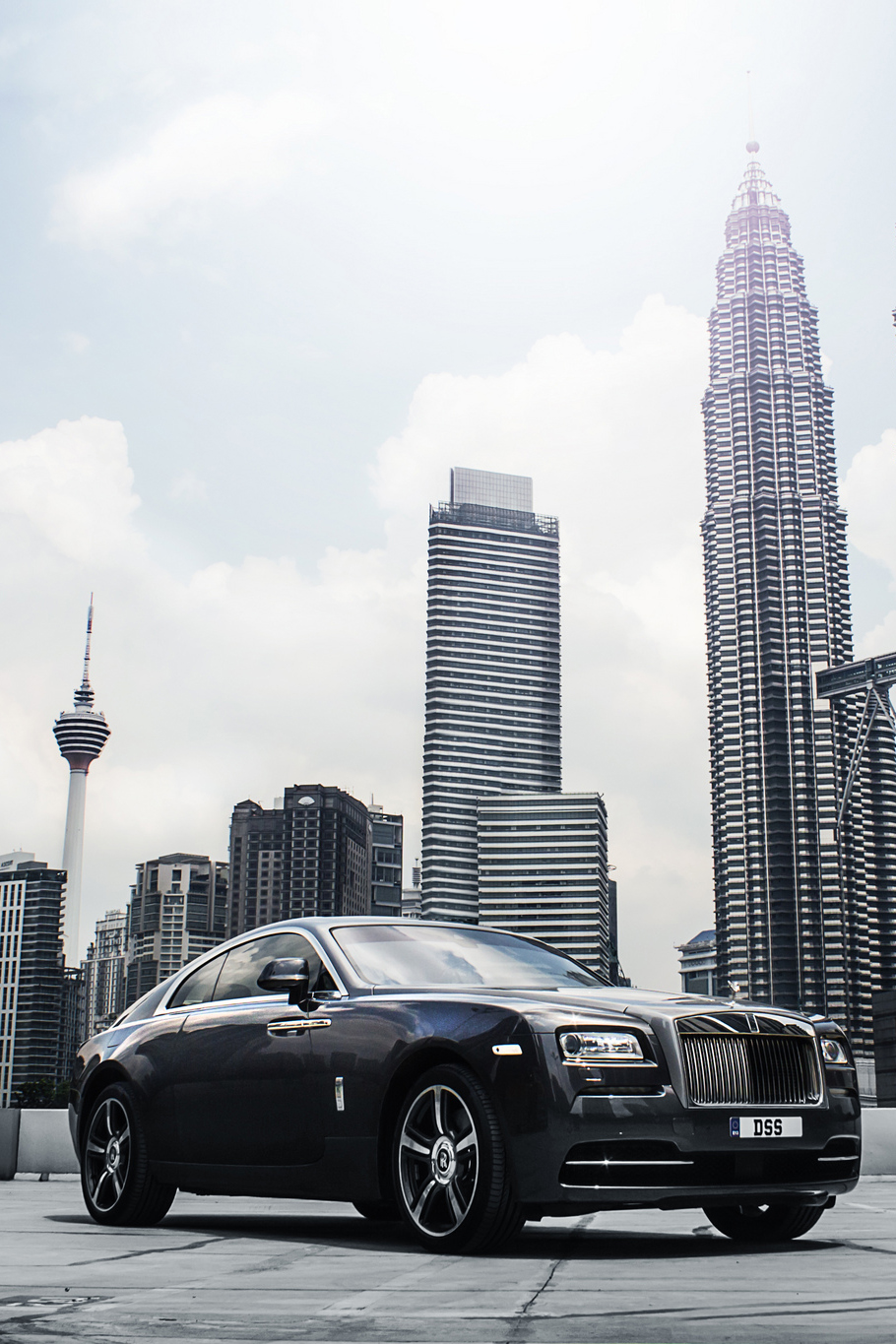 Rolls Royce Wraith Sportscar Downtown Cityscape Skyline - Petronas Twin Towers , HD Wallpaper & Backgrounds