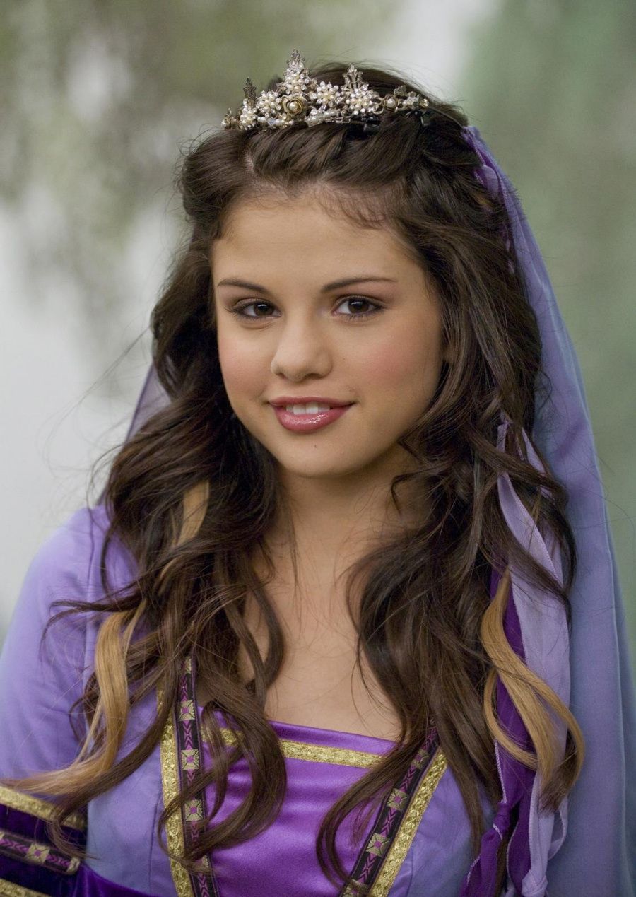 Selena Gomez - Selena Gomez With A Crown , HD Wallpaper & Backgrounds