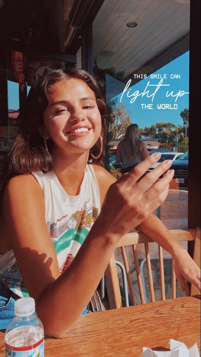 Selena Gomez Wallpaper Iphone Smile Sun - Selena Gomez Insta Profile , HD Wallpaper & Backgrounds