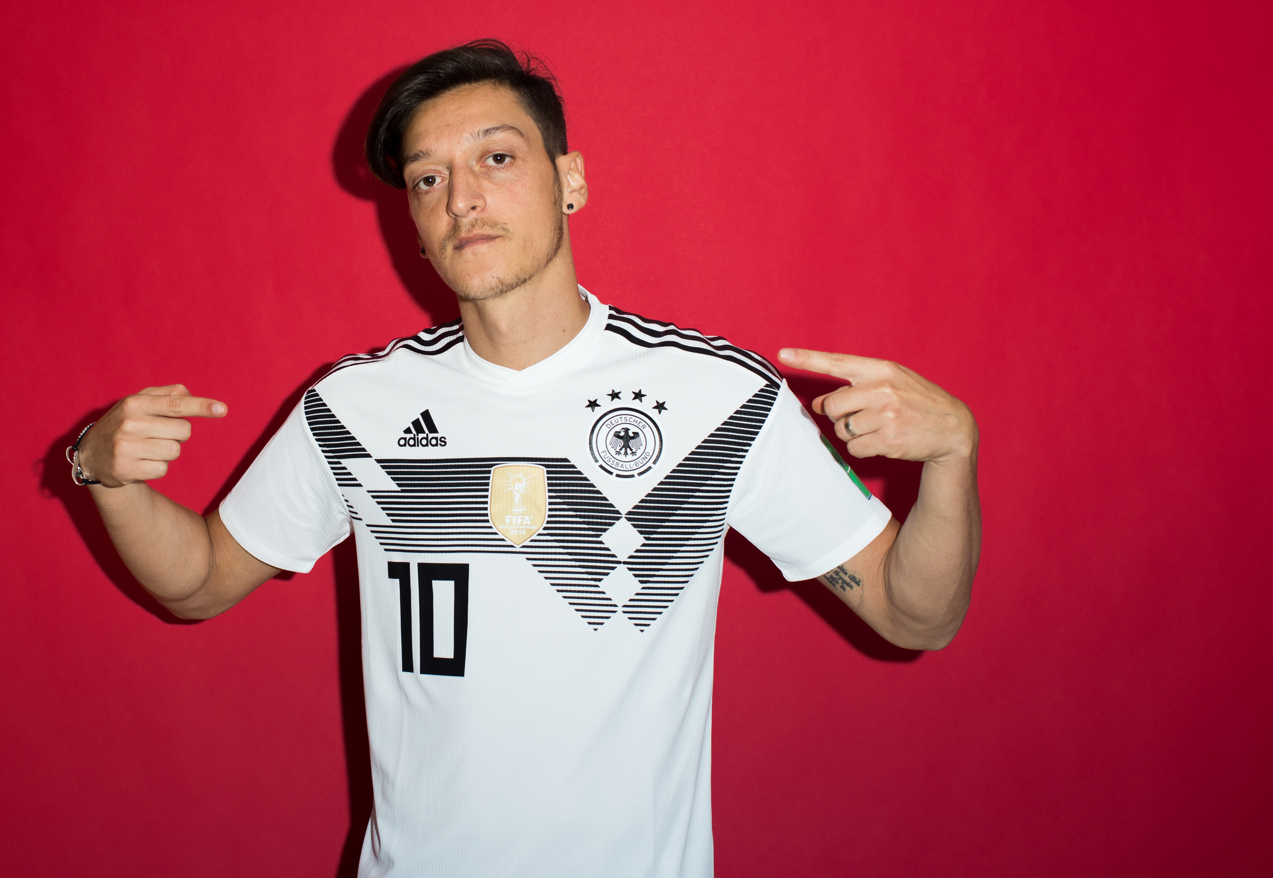 Mesut Ozil - Mesut Ozil Wallpaper Hd , HD Wallpaper & Backgrounds