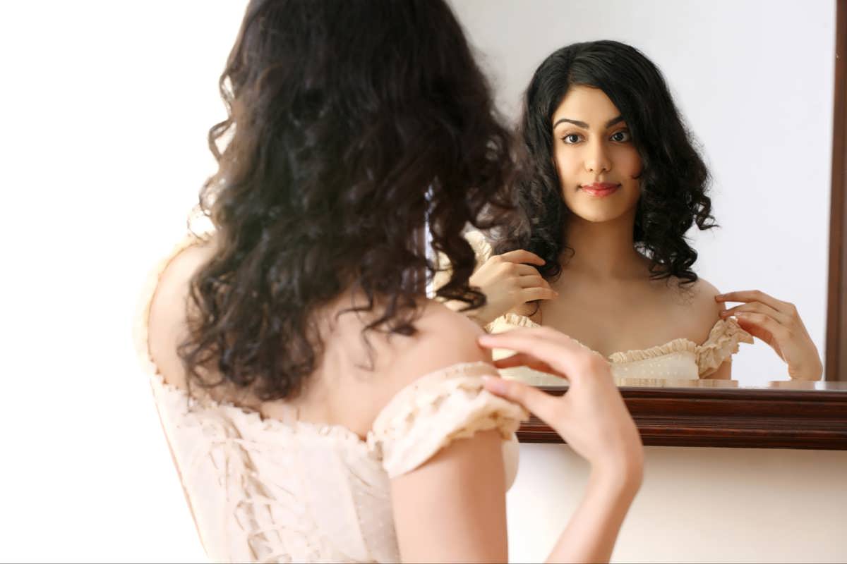 Adah Sharma Beautiful Hd Wallpaper - Adah Sharma Hot Scenes , HD Wallpaper & Backgrounds