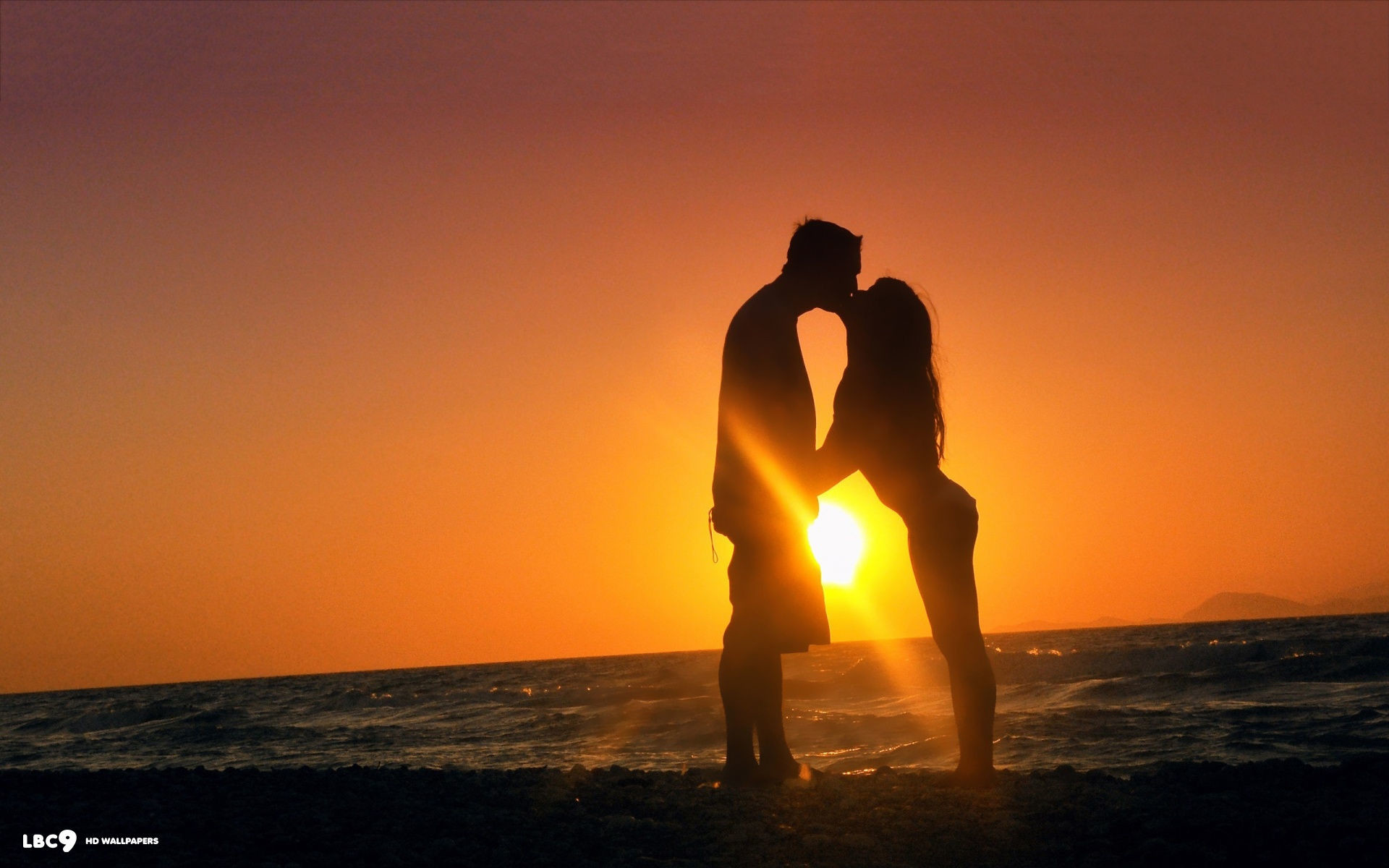 Romantic Kiss Sunset Sun Sea Cute Couple Scenery Silhouette - Couples On A Beach , HD Wallpaper & Backgrounds