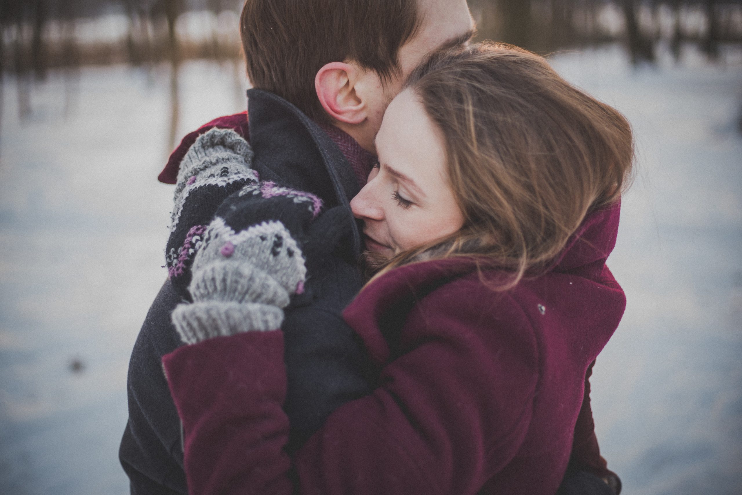 Closeup Couple Hands Holding In Winter Closeup Hugging - Couple Pics Hd Images Download , HD Wallpaper & Backgrounds