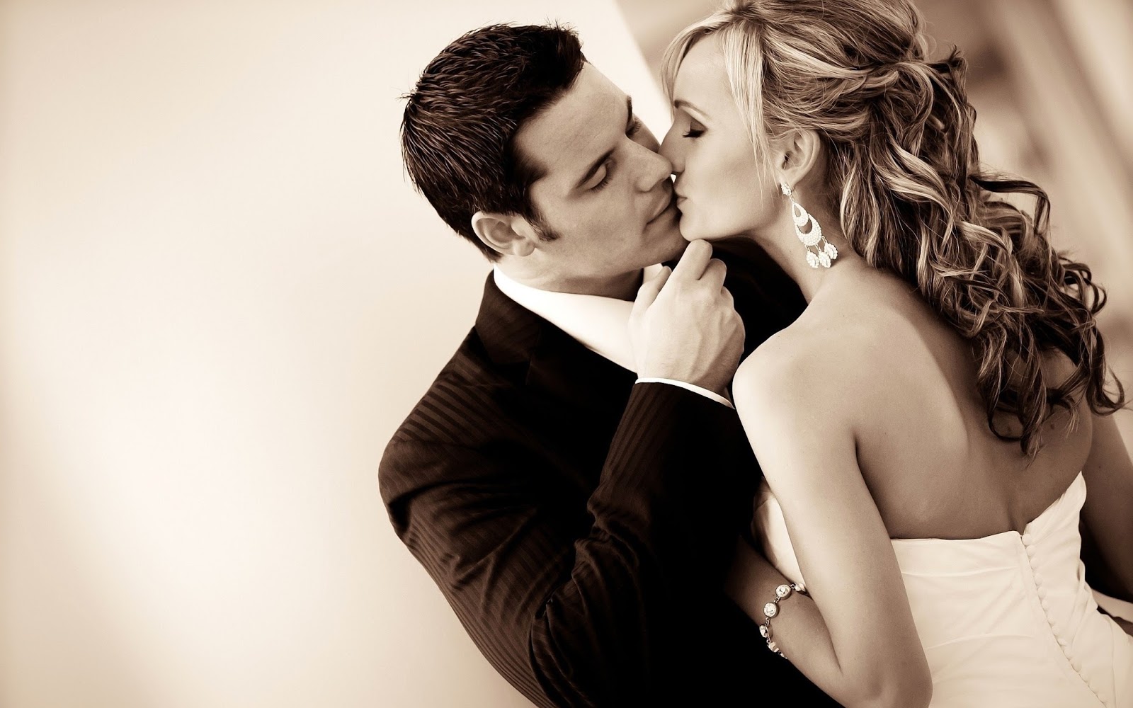 Love Couple Kiss Image - Funny Quotes On Non Vegetarian , HD Wallpaper & Backgrounds