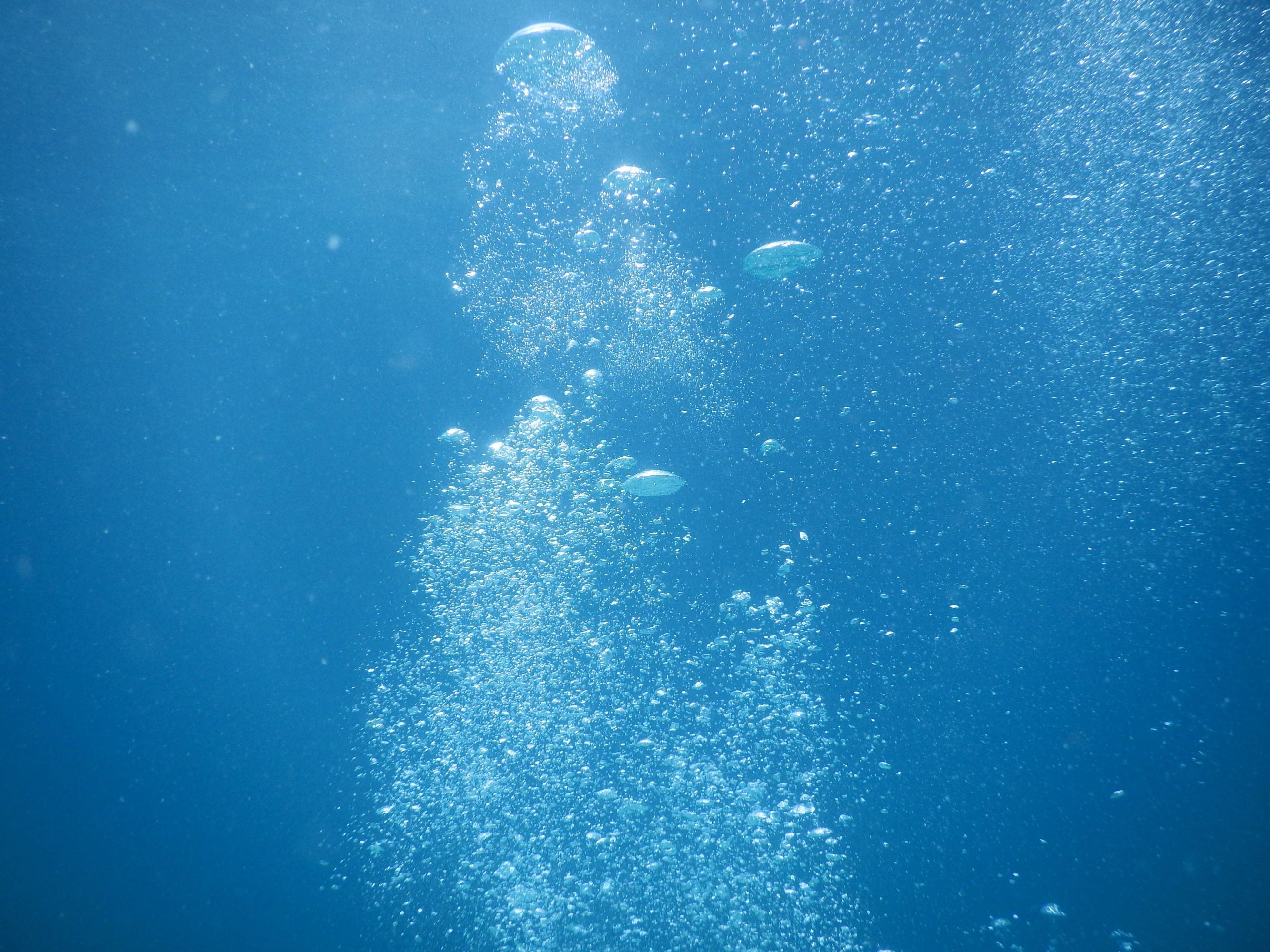 Save Original Image * Non Live Wallpaper Image - Underwater Bubbles Diver , HD Wallpaper & Backgrounds