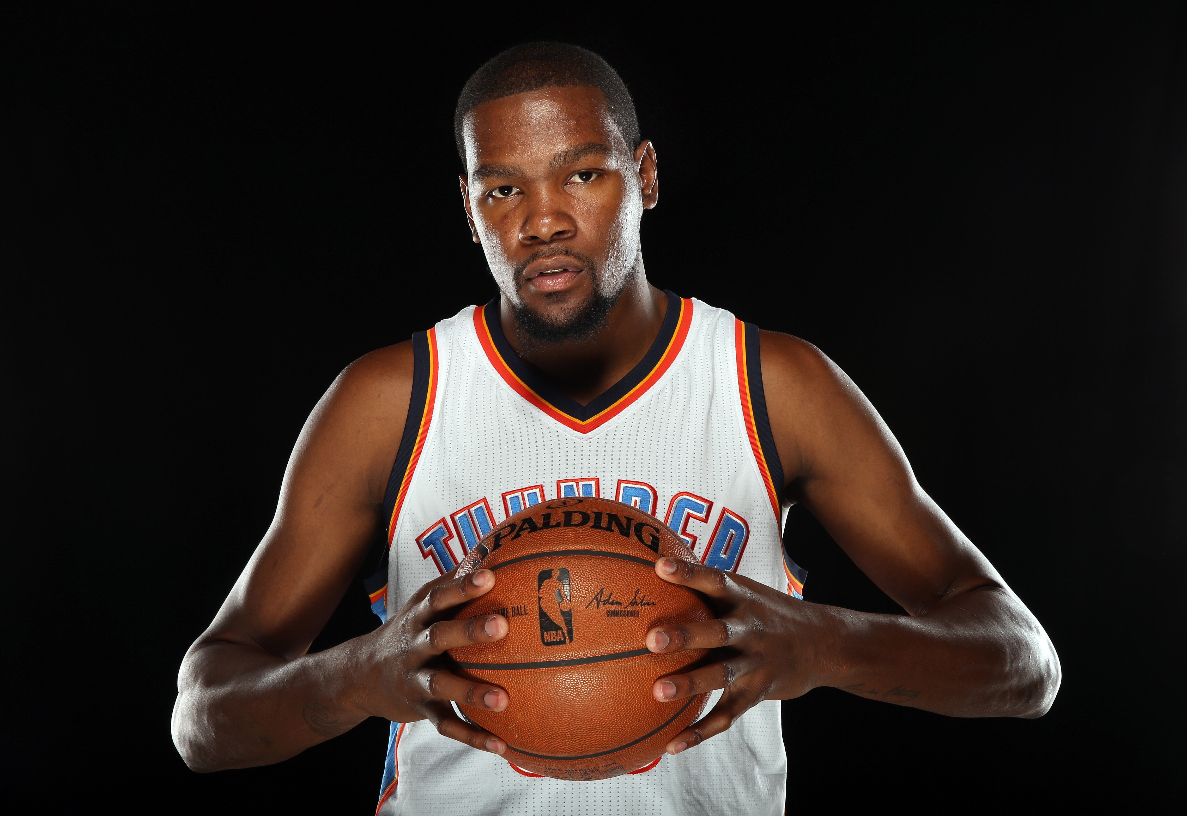 Nba Basketball Kevin Durant Oklahoma City Thunder Wallpaper - Kevin Durant Holding Basketball , HD Wallpaper & Backgrounds