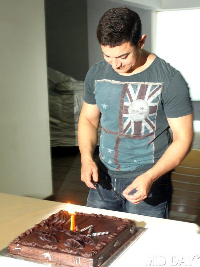 Download Aamir Khan Admires His Birthday Cake Wallpaper - Chocolate Cake , HD Wallpaper & Backgrounds
