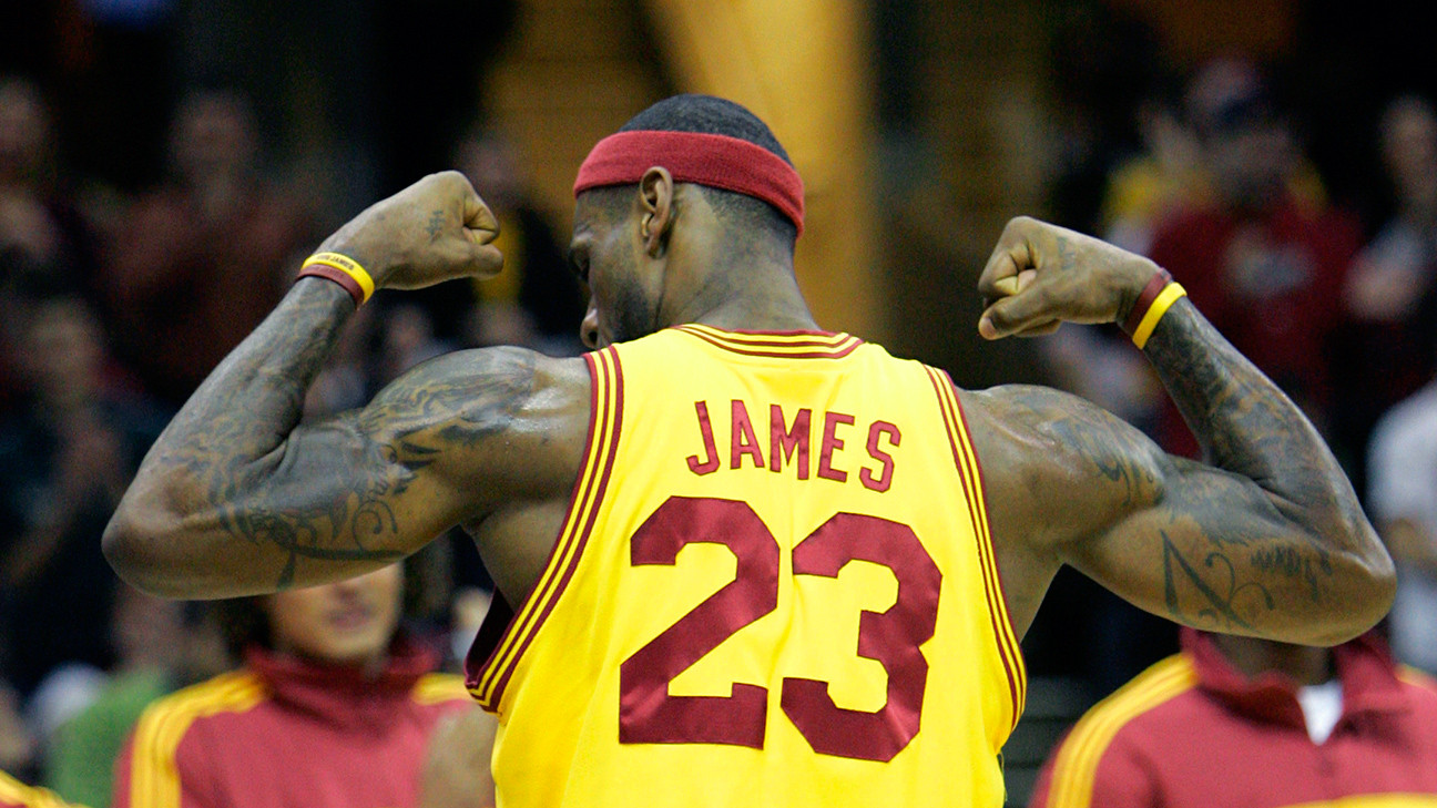 Image Source From Https - Lebron James Showing His Muscles , HD Wallpaper & Backgrounds