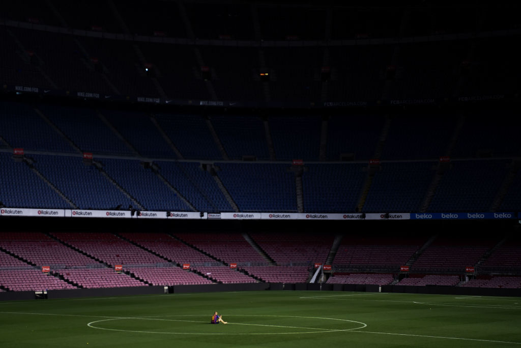 After 22 Years Of Service, It Made For A Plaintive - Iniesta Alone In Camp Nou , HD Wallpaper & Backgrounds
