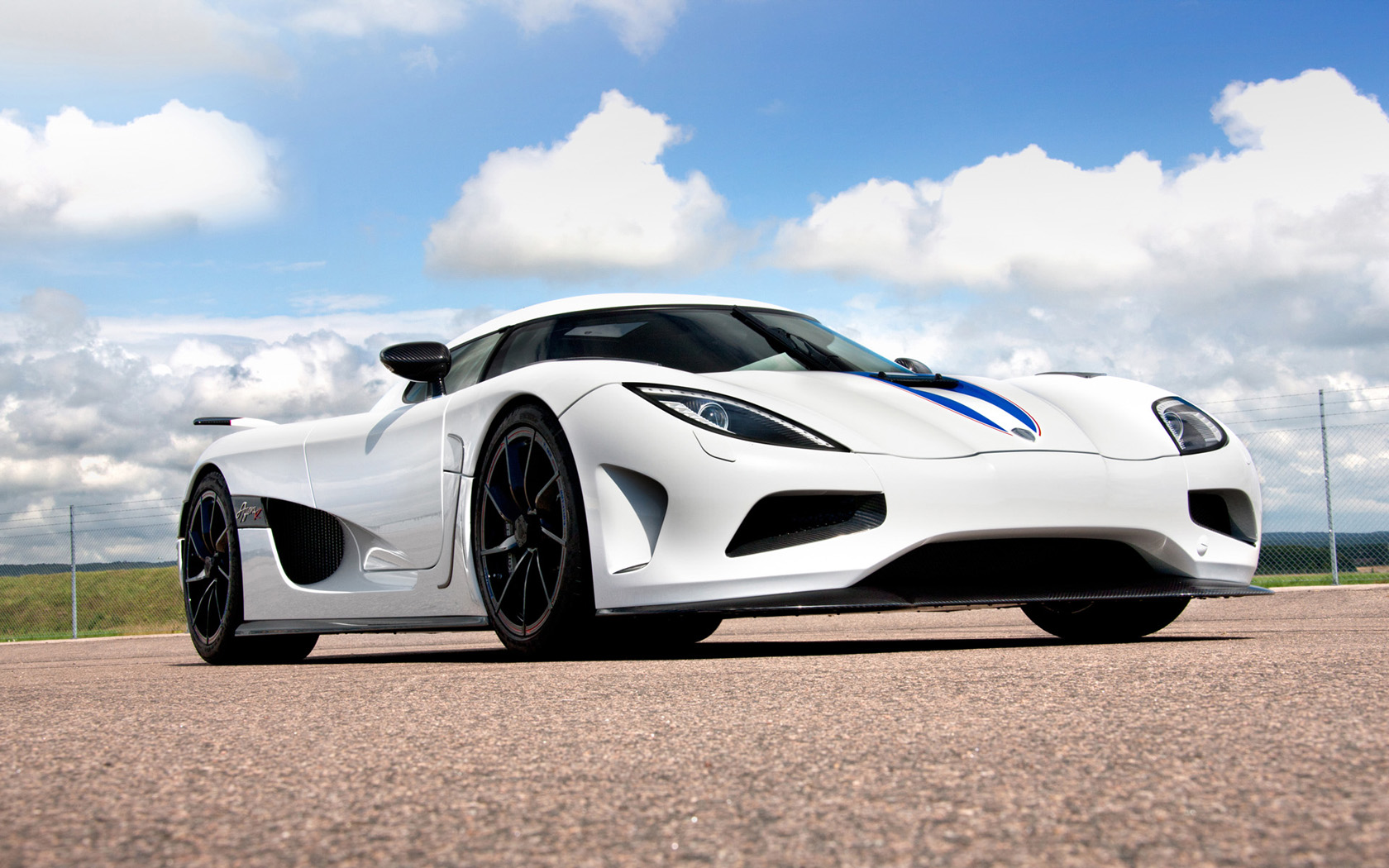 White Koenigsegg Agera - Full Hd Car Wallpapers Download , HD Wallpaper & Backgrounds