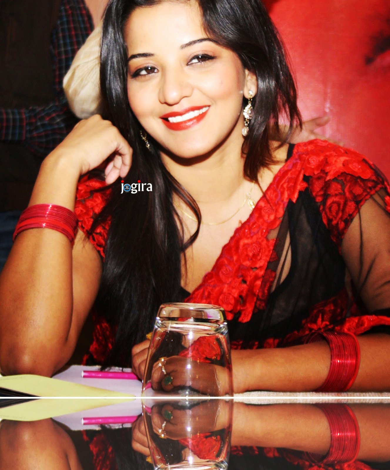 Bhojpuri Heroine Monalisa Profile, Hd Wallpaper, Photos, - Bhojpuri Actress Mona Lisa Smile , HD Wallpaper & Backgrounds