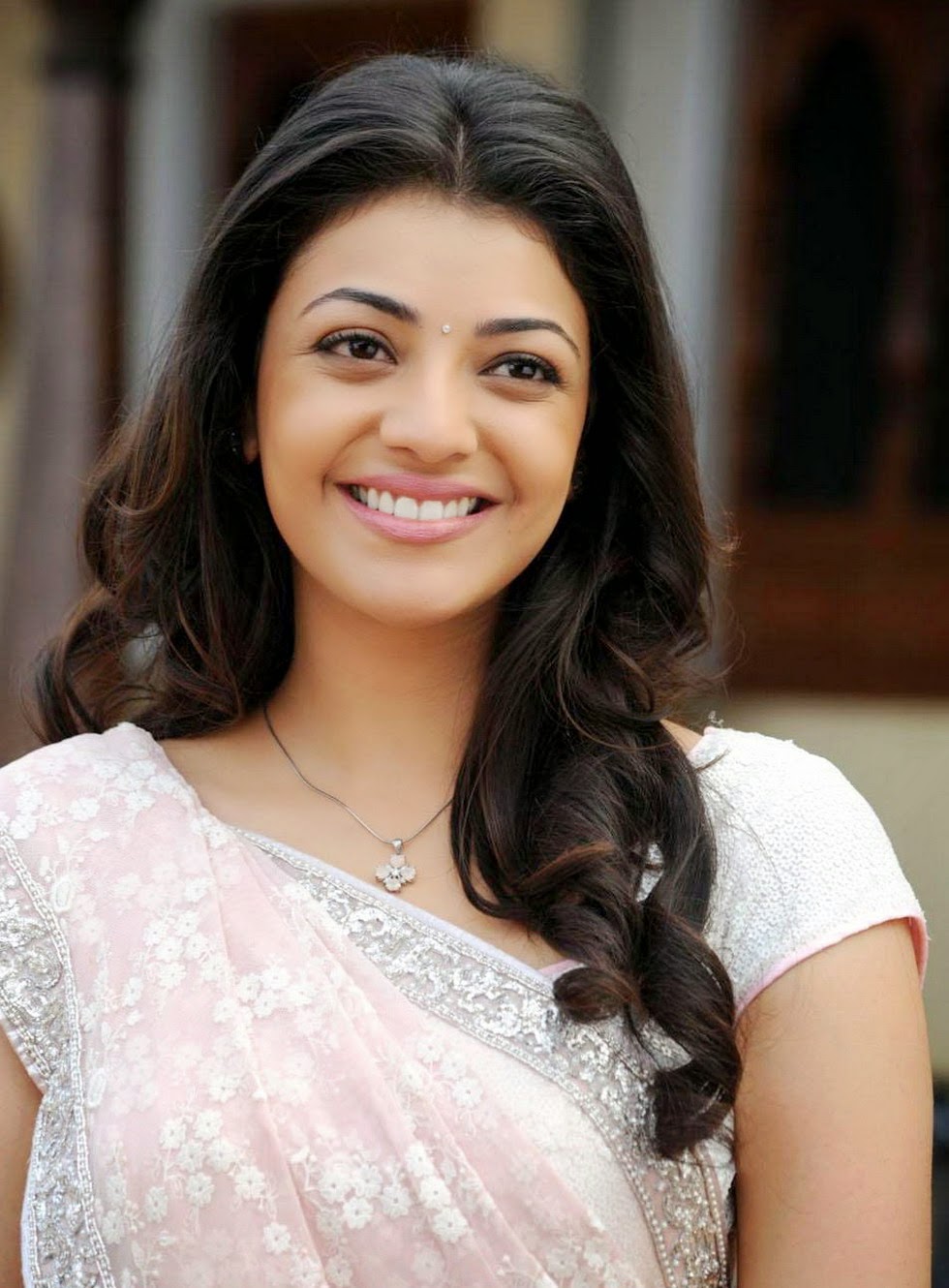 Kajal Agrawal Hd Wallpaper Download - Kajal Aggarwal Photos Download , HD Wallpaper & Backgrounds