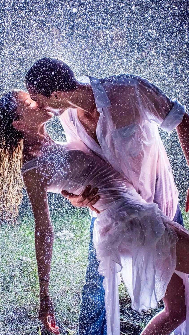 Raining Kissing Lovers Romantic Ground Iphone Se Wallpaper - Lip To Lip Kiss In Rain , HD Wallpaper & Backgrounds