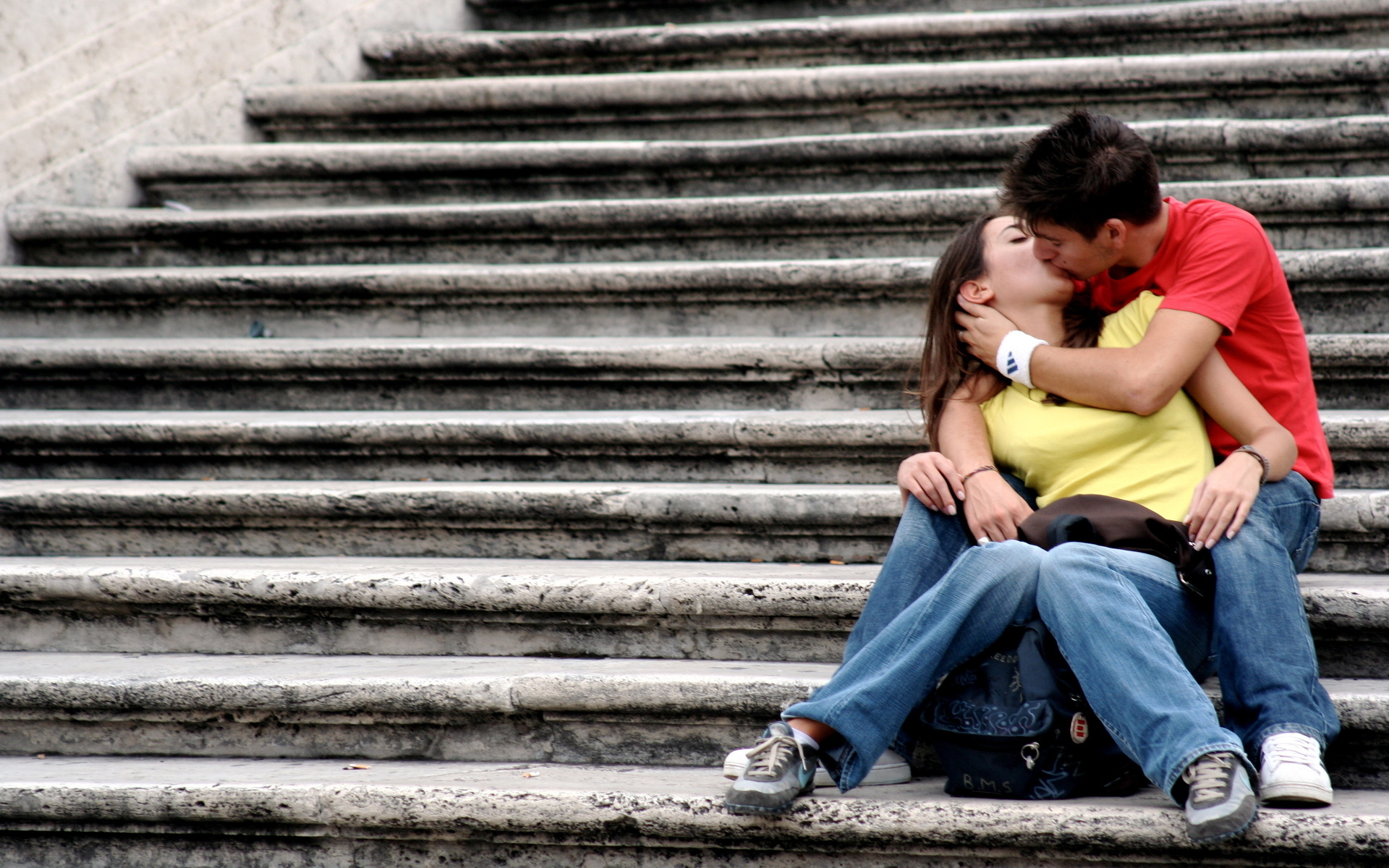 In-love Couple Kiss On The Stairs - Love Kiss , HD Wallpaper & Backgrounds