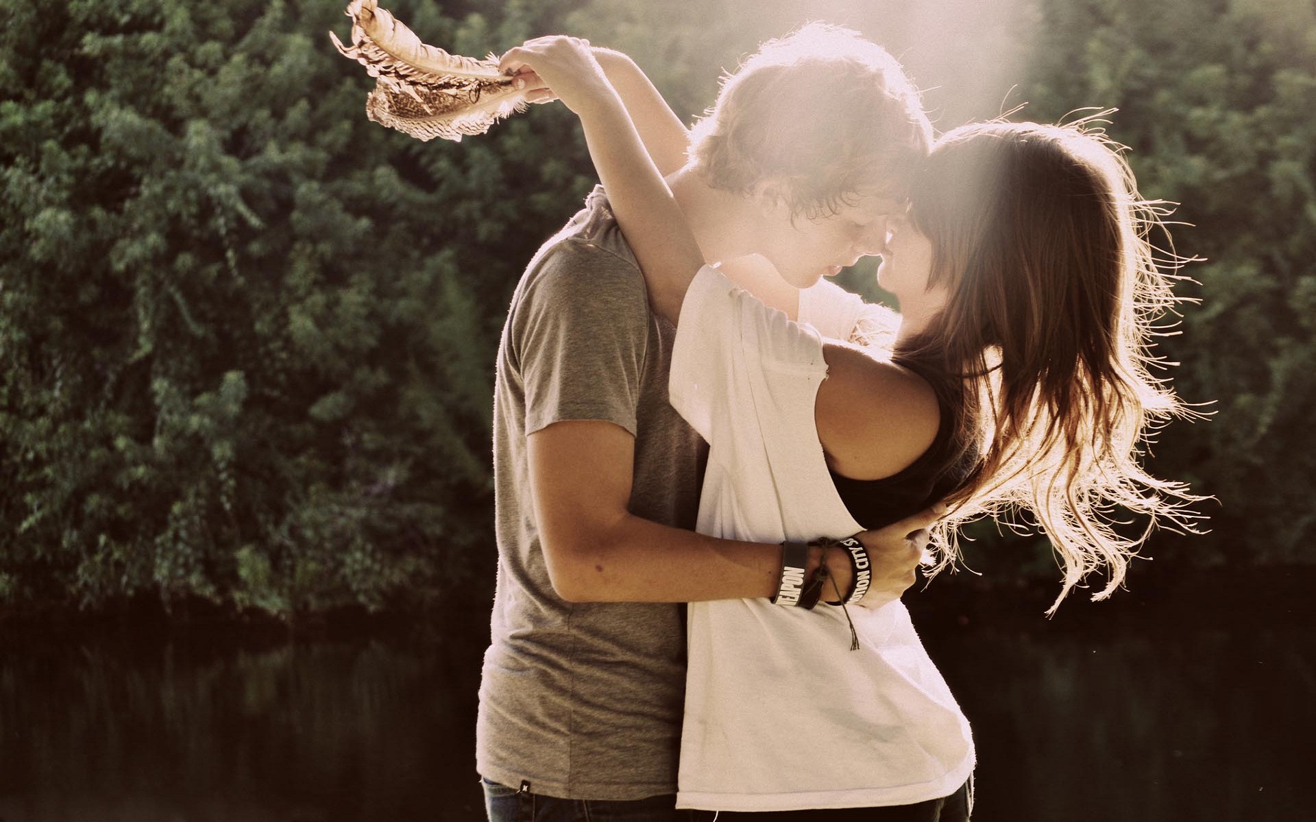 Love Couple Kiss Image - Hd Wallpapers Hug Couple Hd , HD Wallpaper & Backgrounds